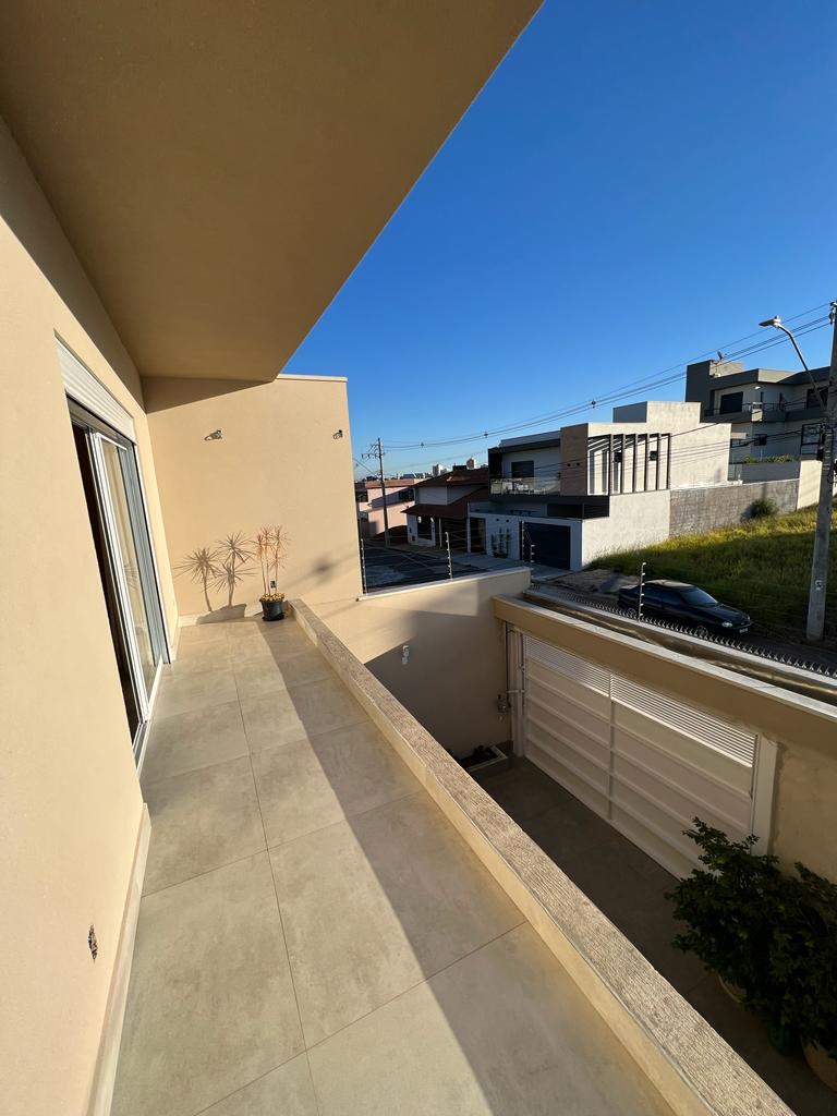 Casa à venda com 3 quartos, 231m² - Foto 1