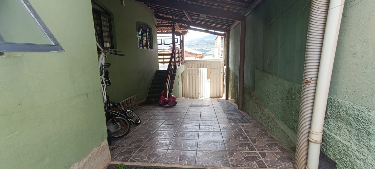 Casa à venda com 3 quartos, 300m² - Foto 2