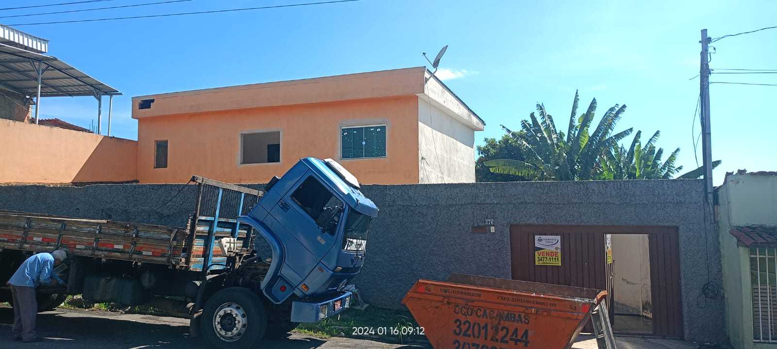 Casa à venda com 3 quartos, 360m² - Foto 1