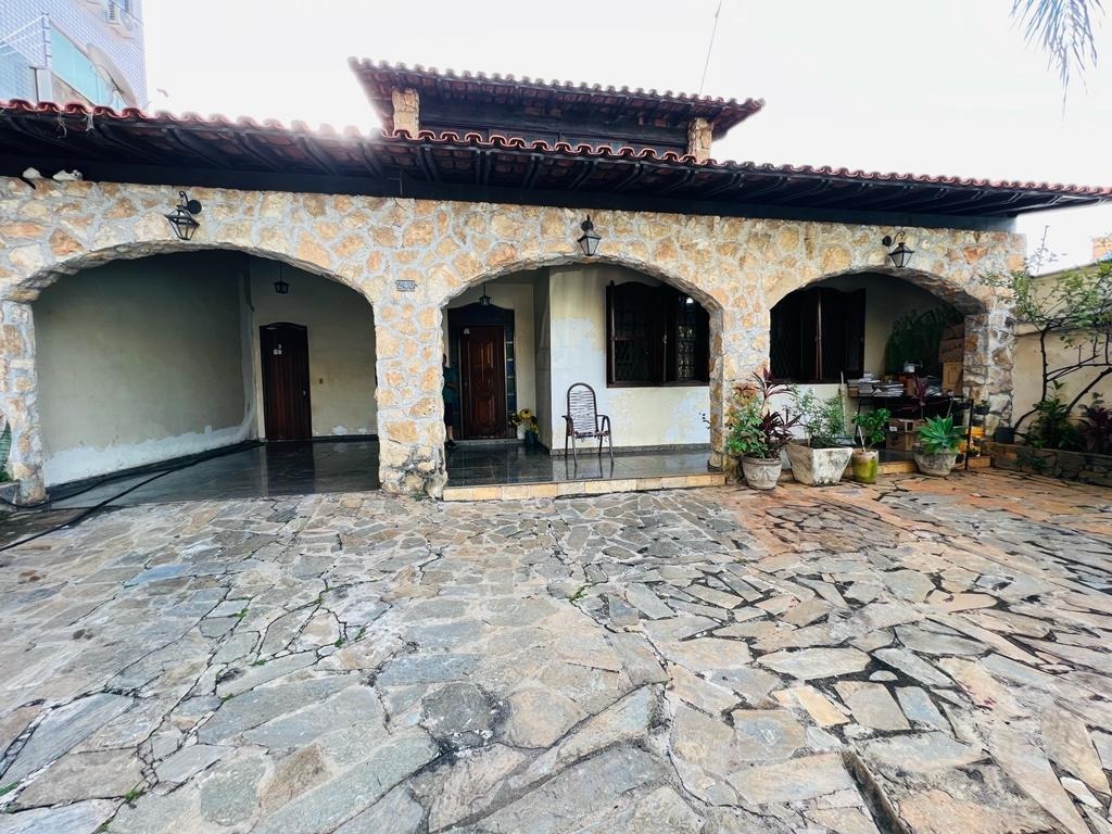 Casa à venda com 4 quartos, 242m² - Foto 2