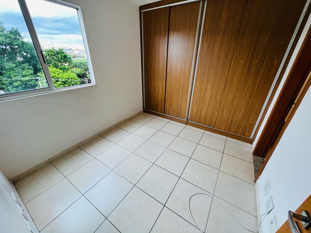 Apartamento à venda com 2 quartos, 75m² - Foto 2