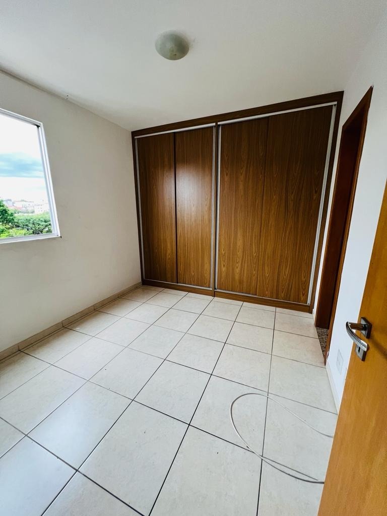 Apartamento à venda com 2 quartos, 75m² - Foto 3