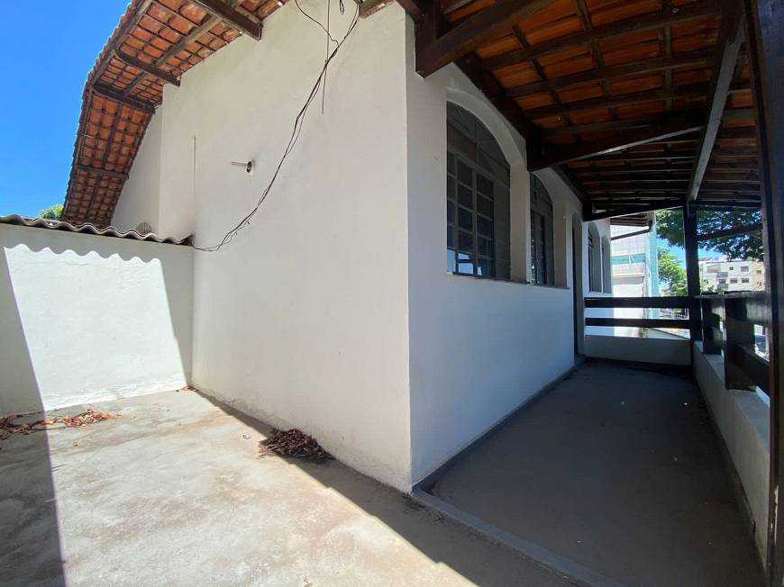 Casa à venda com 4 quartos, 260m² - Foto 3