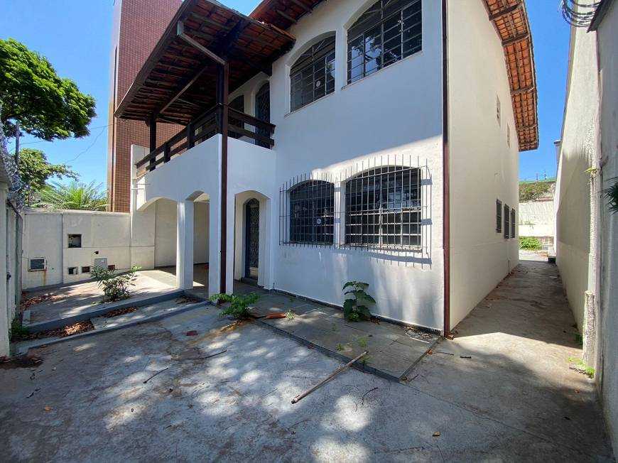 Casa à venda com 4 quartos, 260m² - Foto 1