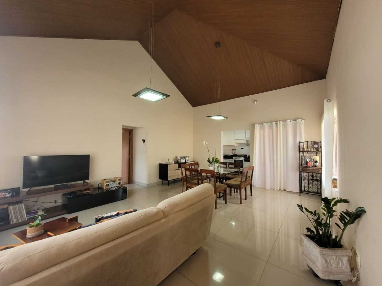 Casa à venda com 3 quartos, 186m² - Foto 1