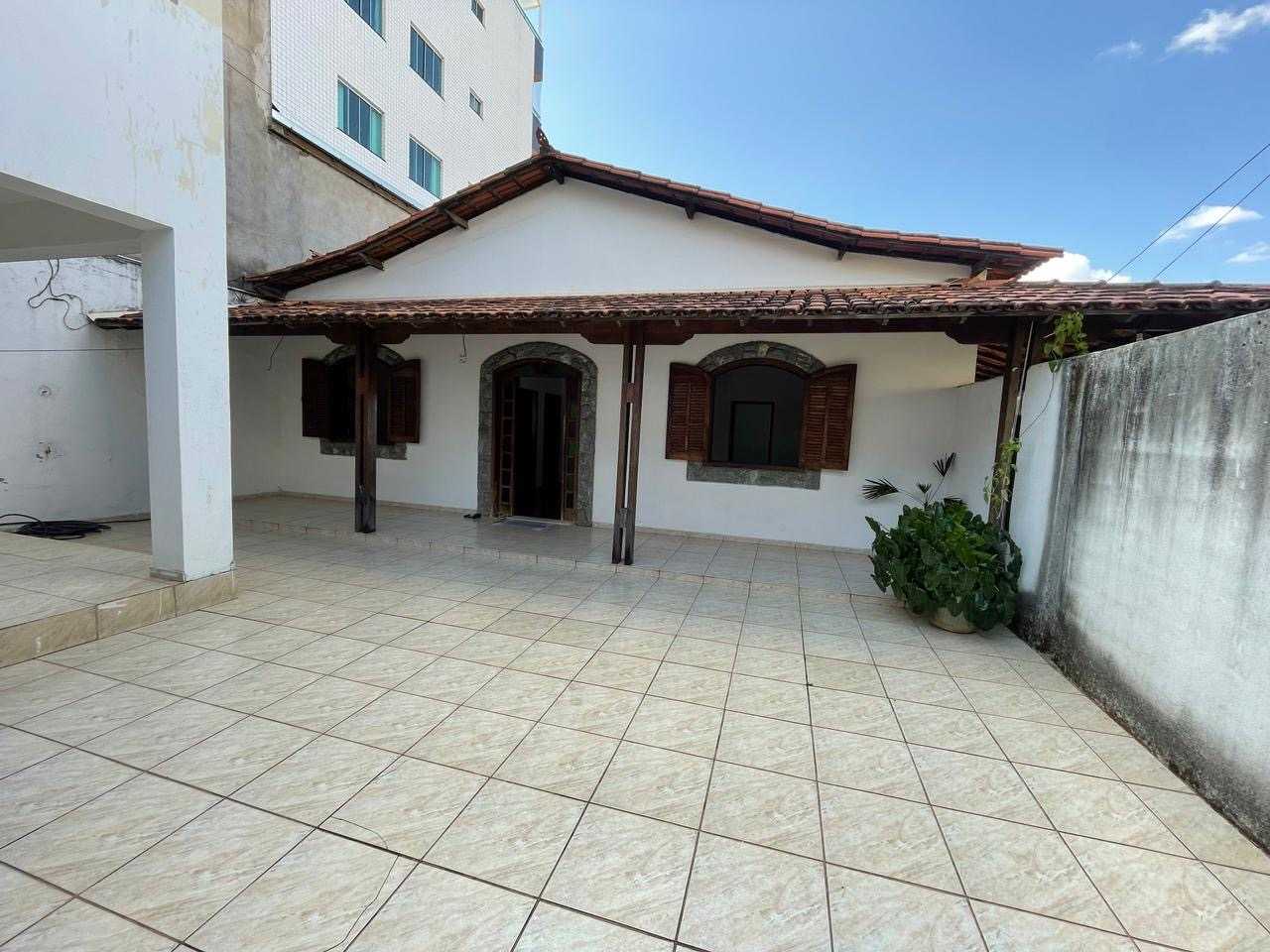 Casa à venda com 7 quartos, 360m² - Foto 1