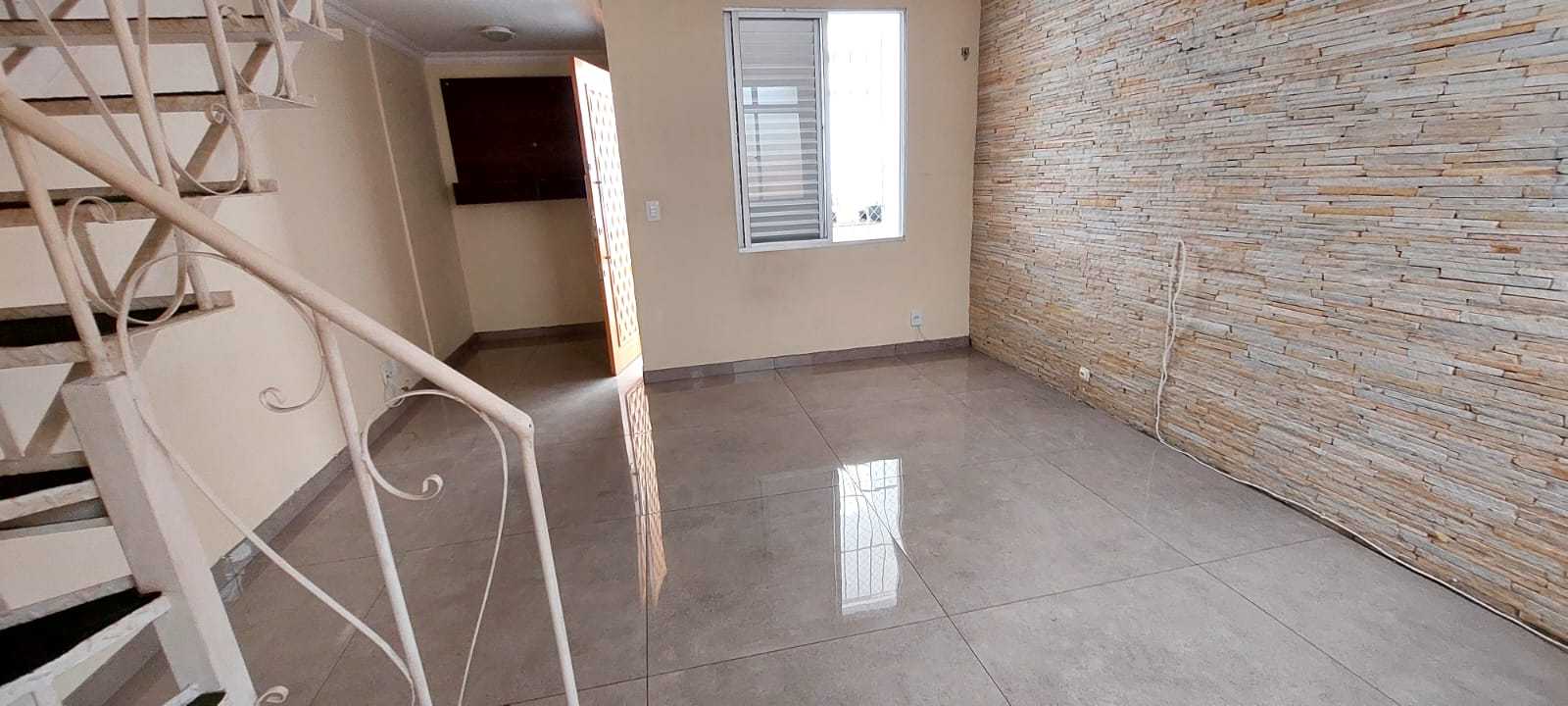 Casa à venda com 2 quartos, 70m² - Foto 1