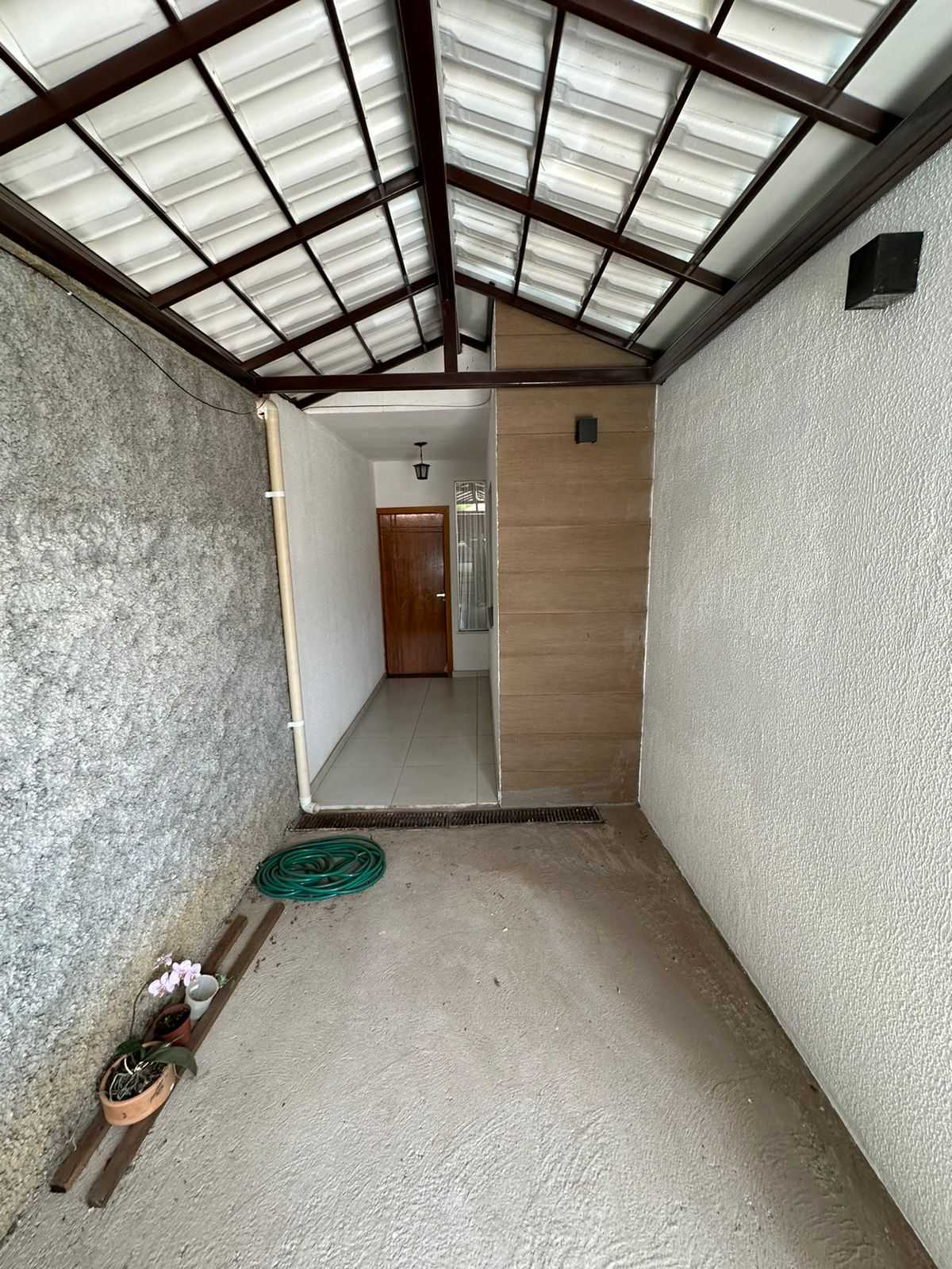 Casa à venda com 2 quartos, 61m² - Foto 2