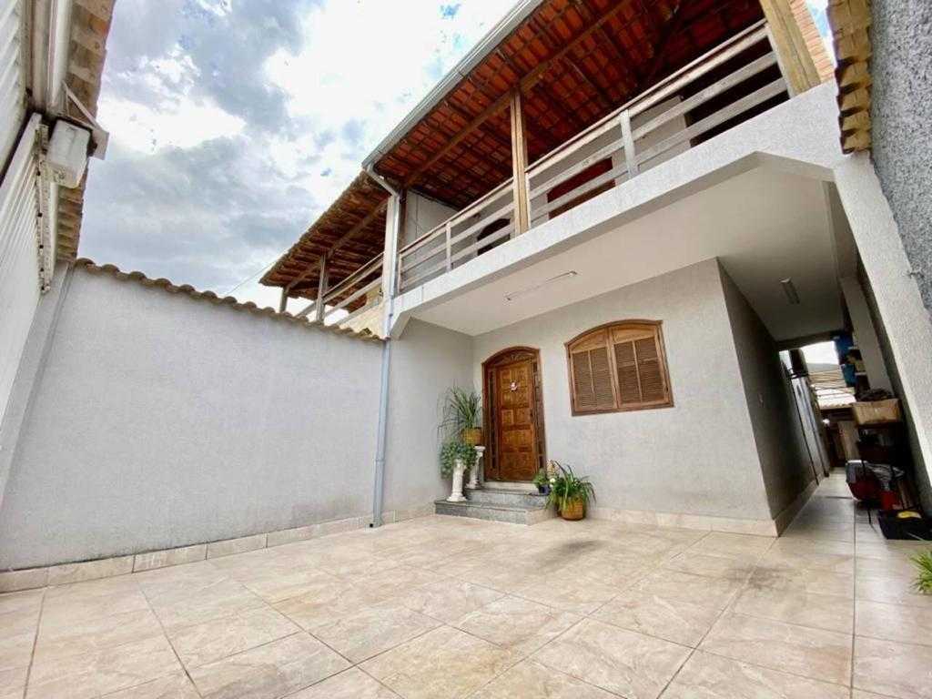 Casa à venda com 4 quartos, 180m² - Foto 1