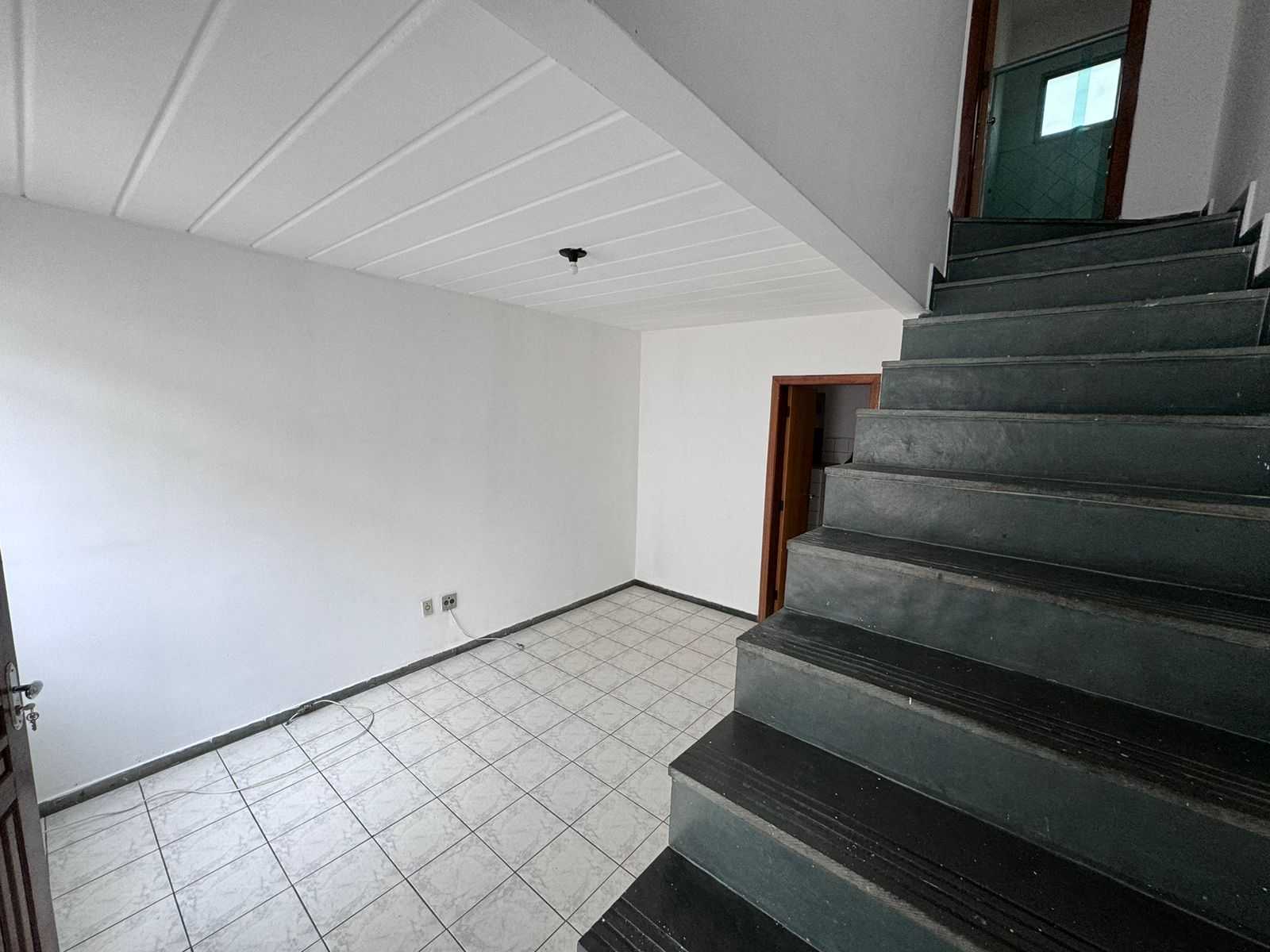 Casa à venda com 2 quartos, 70m² - Foto 4