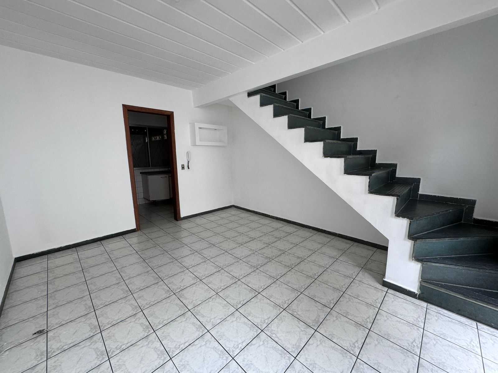 Casa à venda com 2 quartos, 70m² - Foto 1