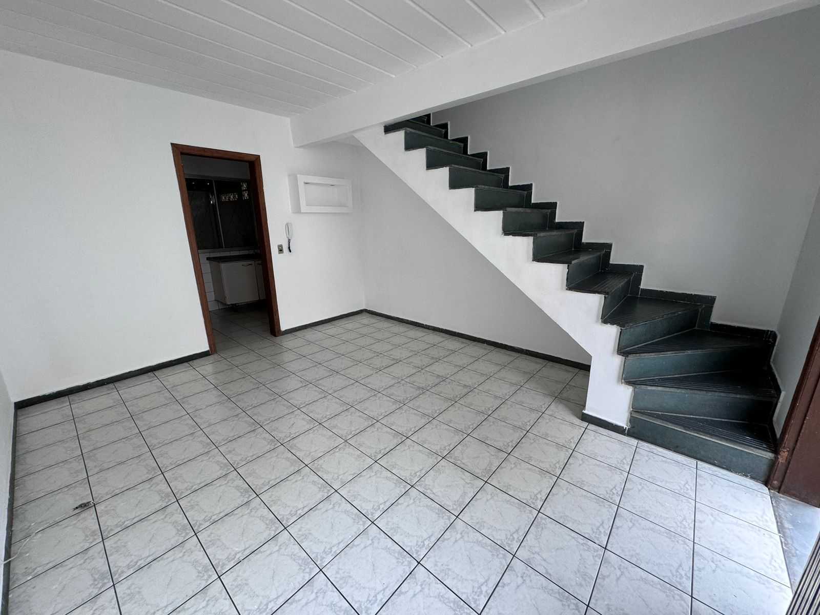 Casa à venda com 2 quartos, 70m² - Foto 2