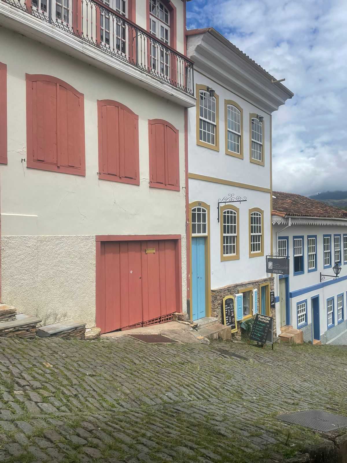 Casa para alugar com 4 quartos, 400m² - Foto 1