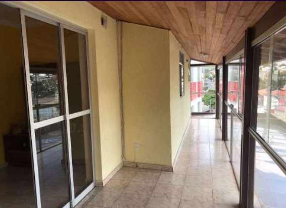 Casa à venda com 8 quartos, 420m² - Foto 1