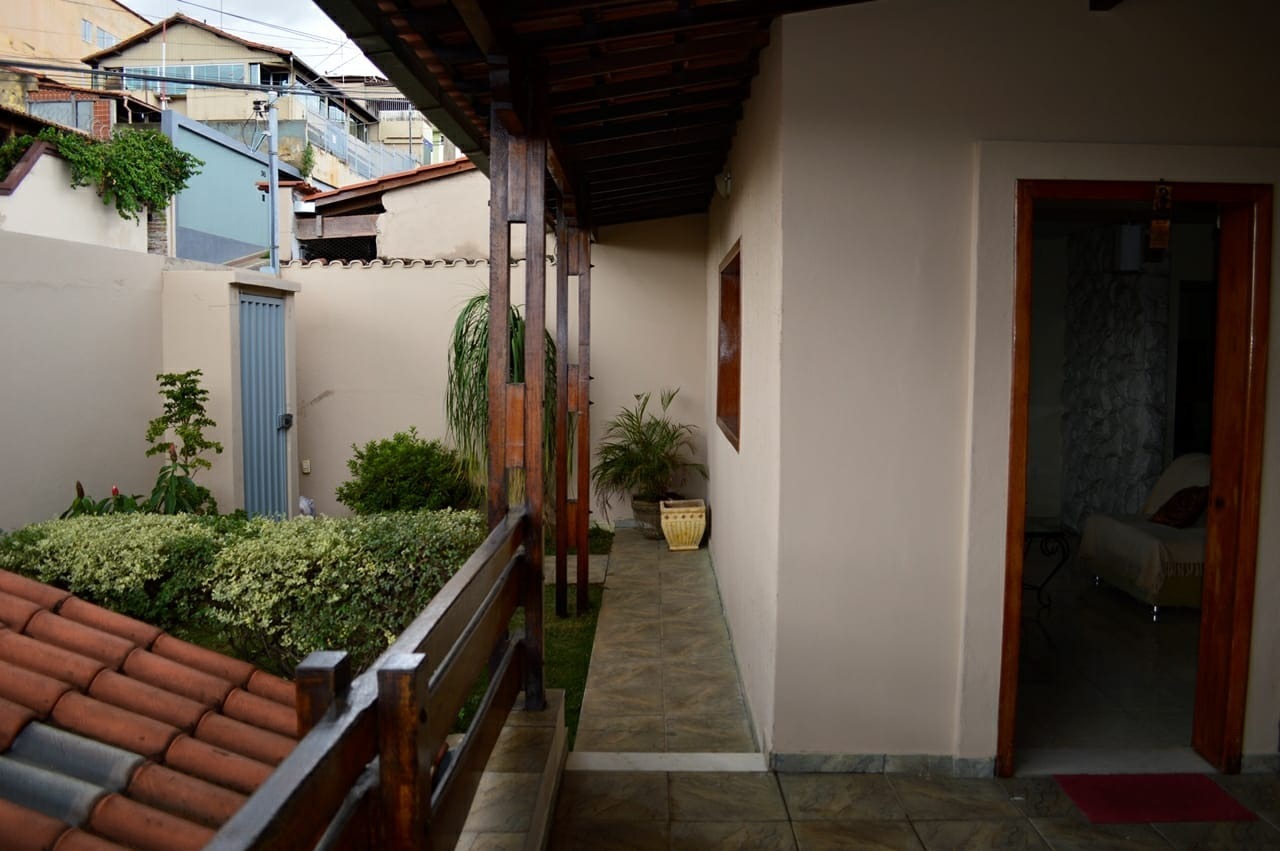 Casa à venda com 4 quartos, 300m² - Foto 1