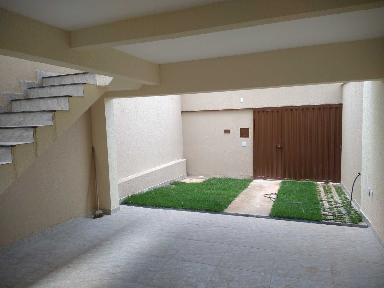 Casa à venda com 3 quartos, 131m² - Foto 1