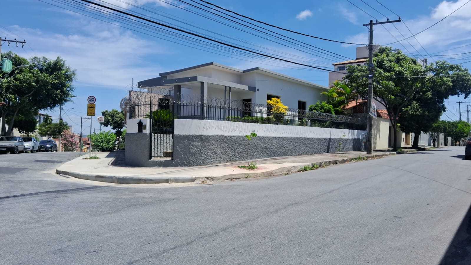 Casa à venda com 3 quartos, 217m² - Foto 1