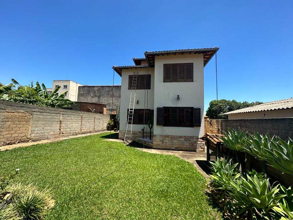 Casa à venda com 4 quartos, 179m² - Foto 2