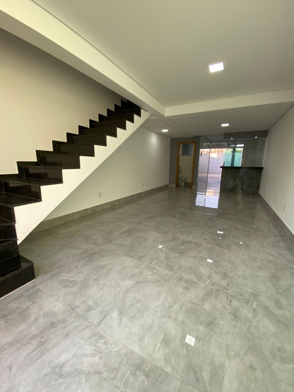 Casa à venda com 3 quartos, 120m² - Foto 1