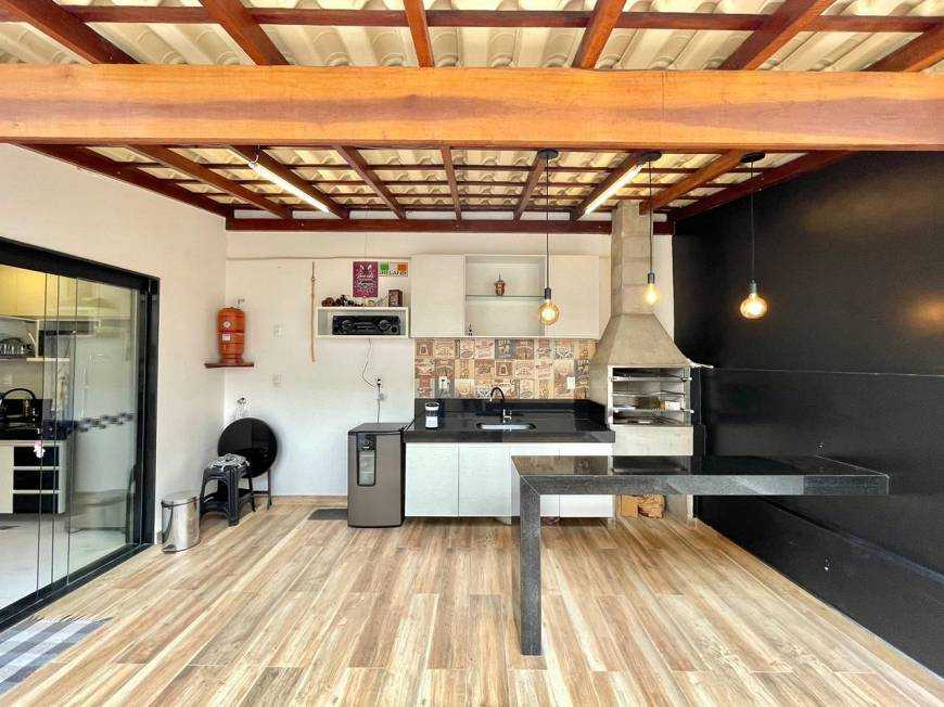 Casa à venda com 3 quartos, 130m² - Foto 1