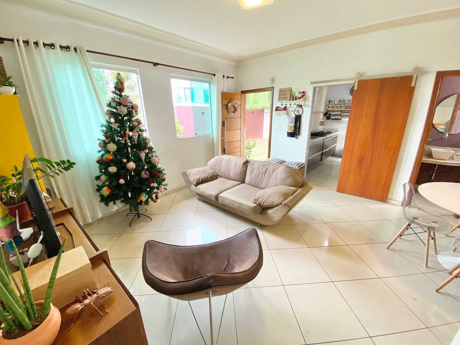 Casa à venda com 3 quartos, 110m² - Foto 1