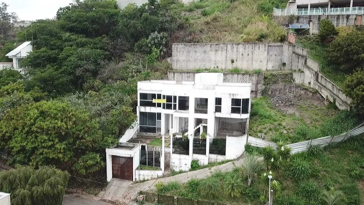 Casa à venda com 4 quartos, 300m² - Foto 3