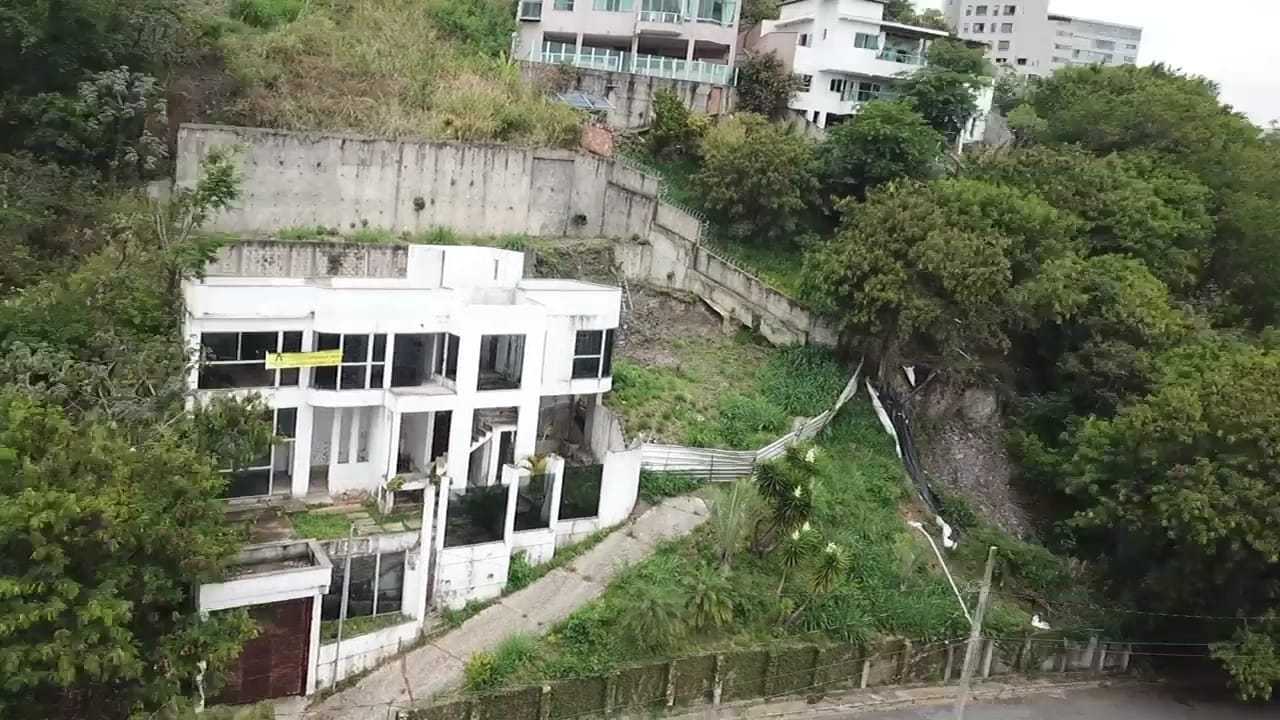 Casa à venda com 4 quartos, 300m² - Foto 1