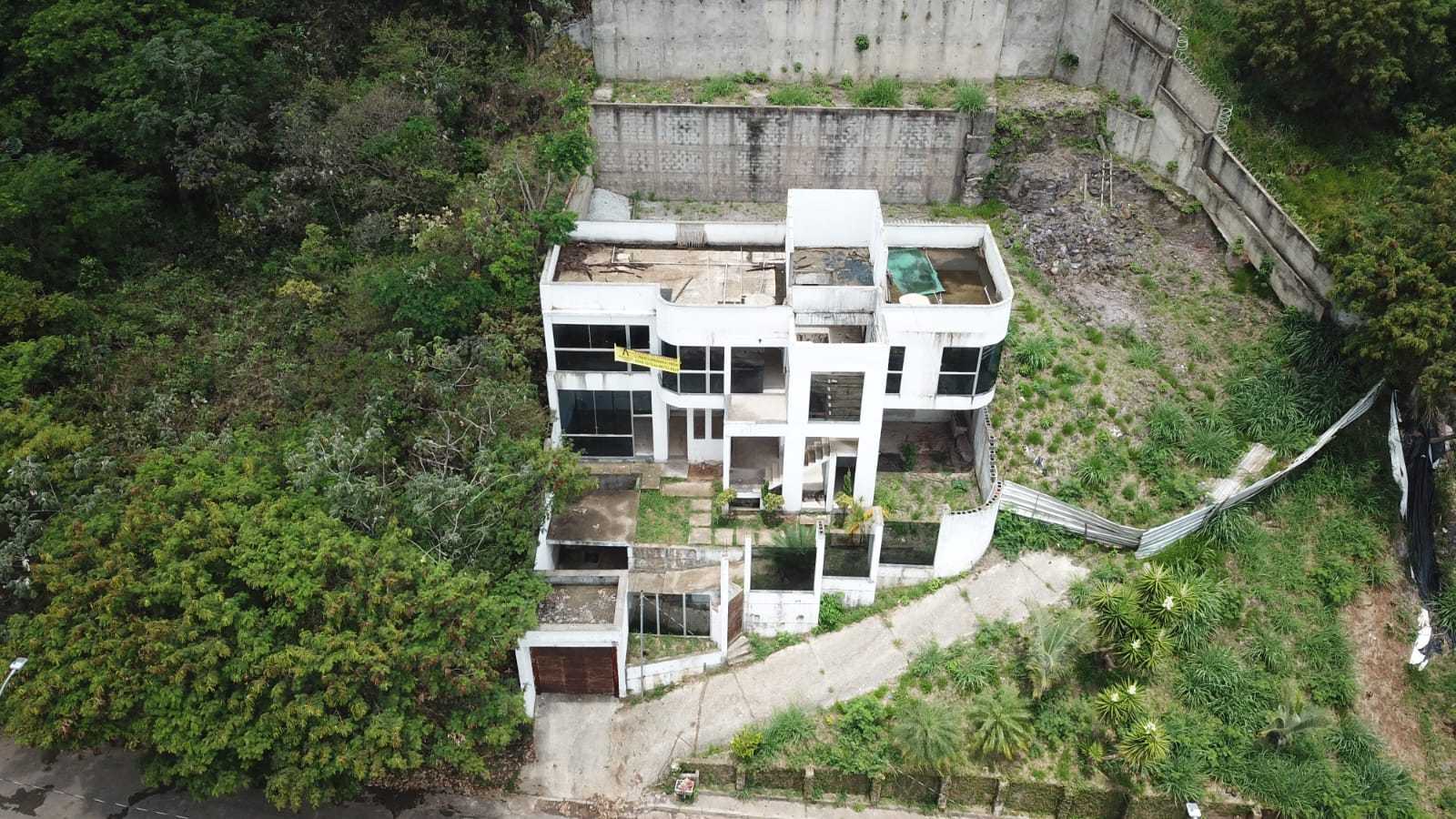 Casa à venda com 4 quartos, 300m² - Foto 2