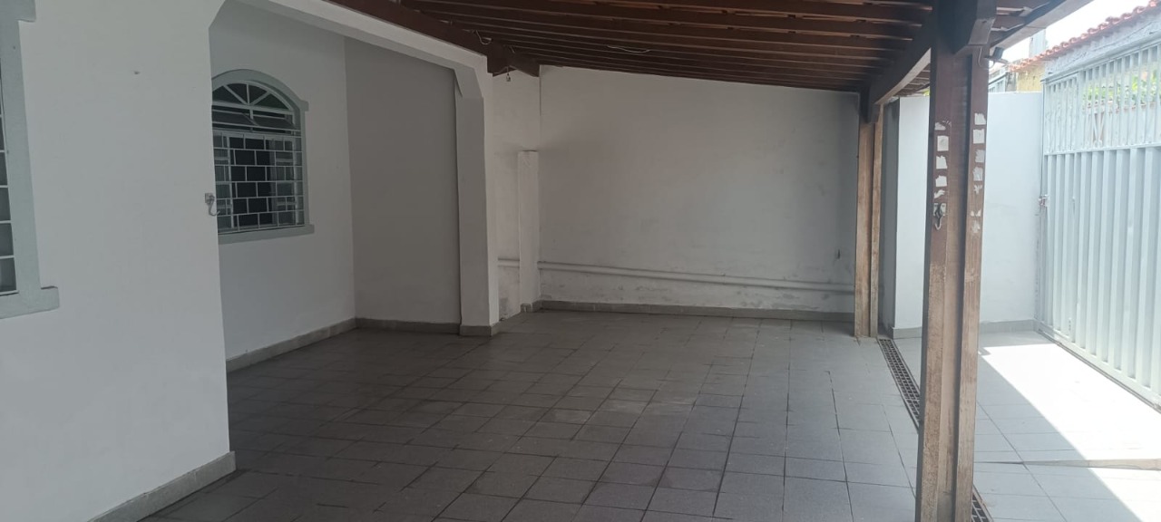 Casa à venda com 3 quartos, 220m² - Foto 2