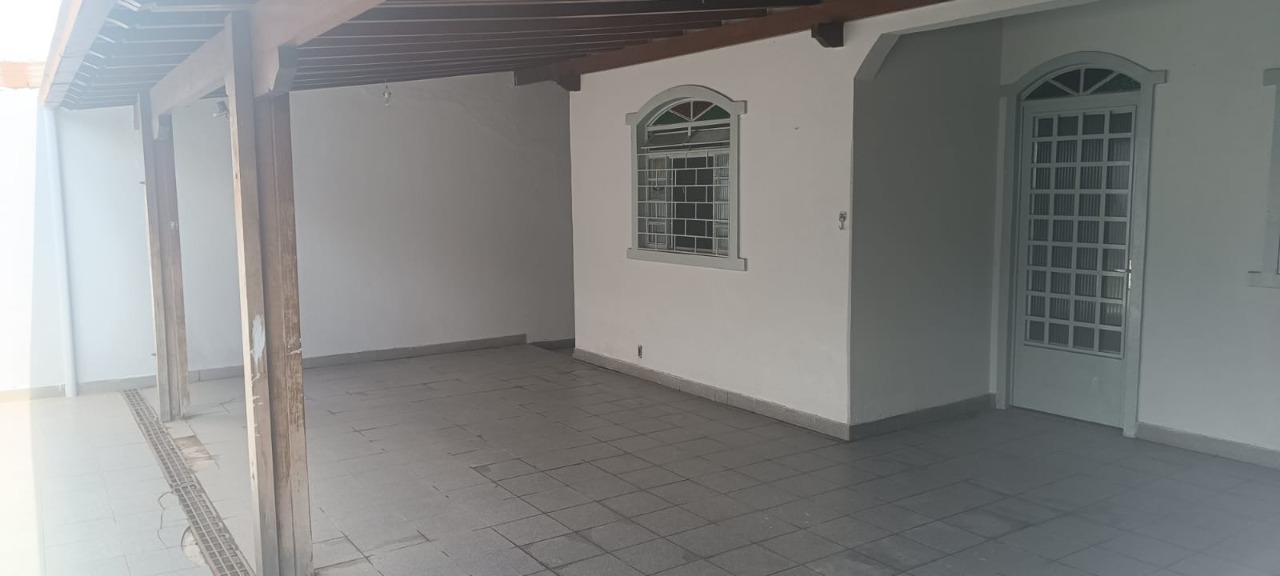 Casa à venda com 3 quartos, 220m² - Foto 1