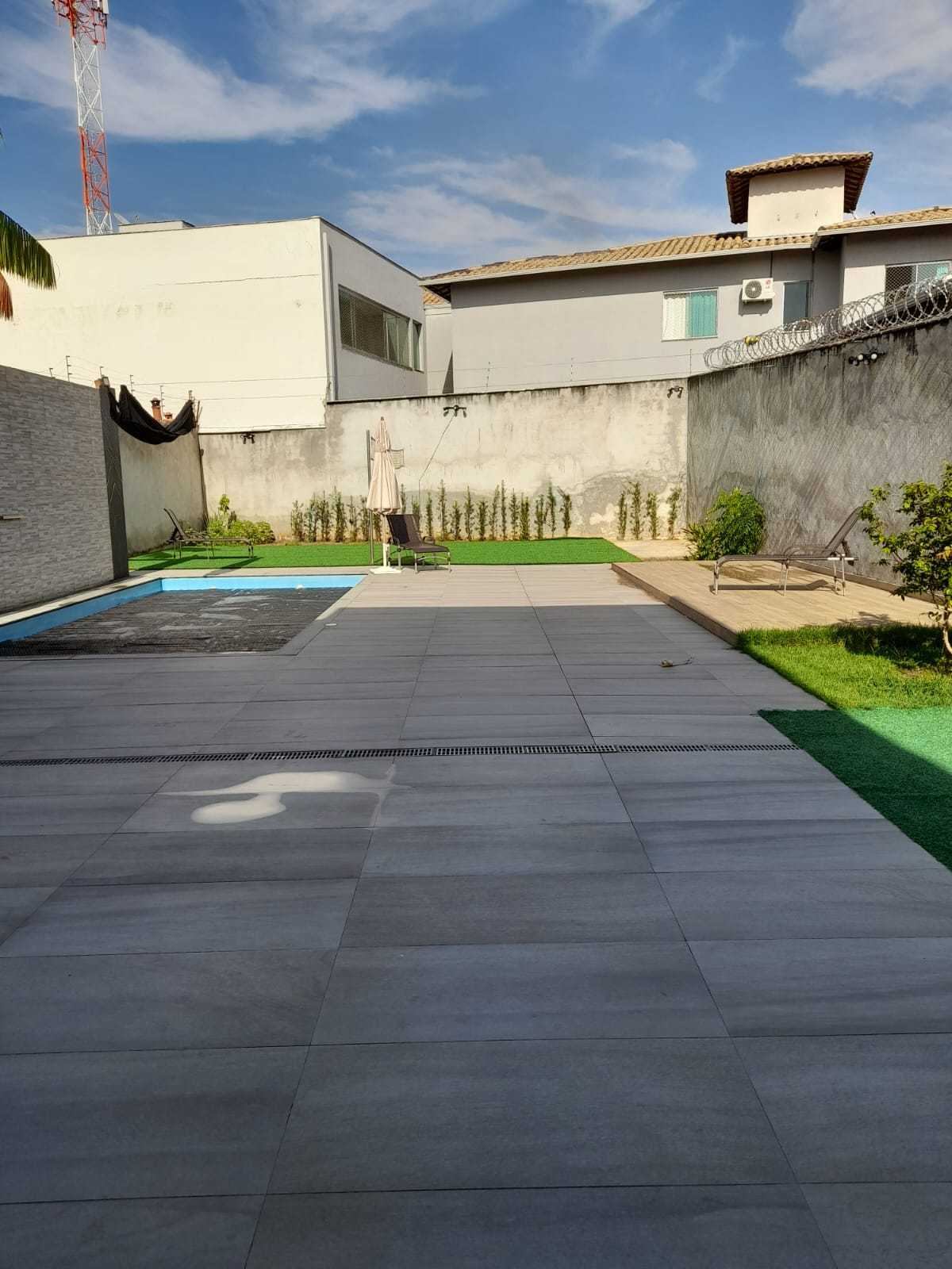 Casa à venda com 4 quartos, 300m² - Foto 1