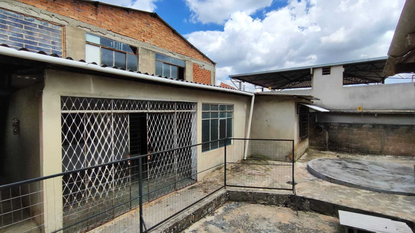 Casa à venda com 4 quartos, 280m² - Foto 1