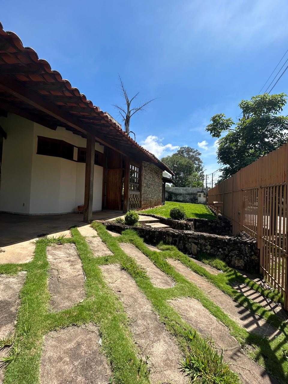 Casa à venda com 4 quartos, 440m² - Foto 1