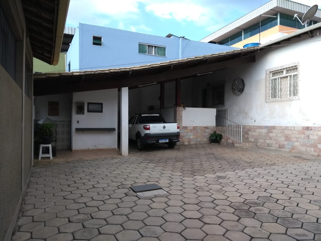 Casa à venda com 3 quartos, 360m² - Foto 1