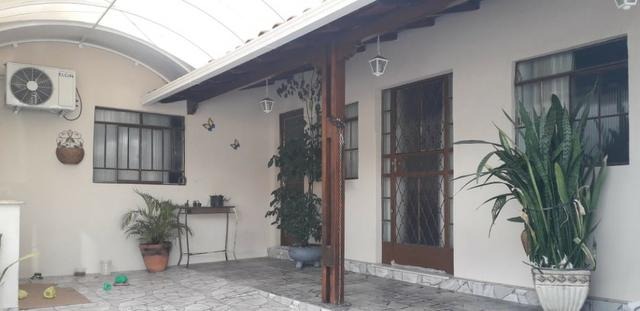 Casa à venda com 2 quartos, 200m² - Foto 1