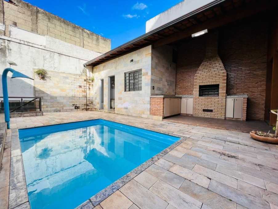 Casa à venda com 4 quartos, 250m² - Foto 1