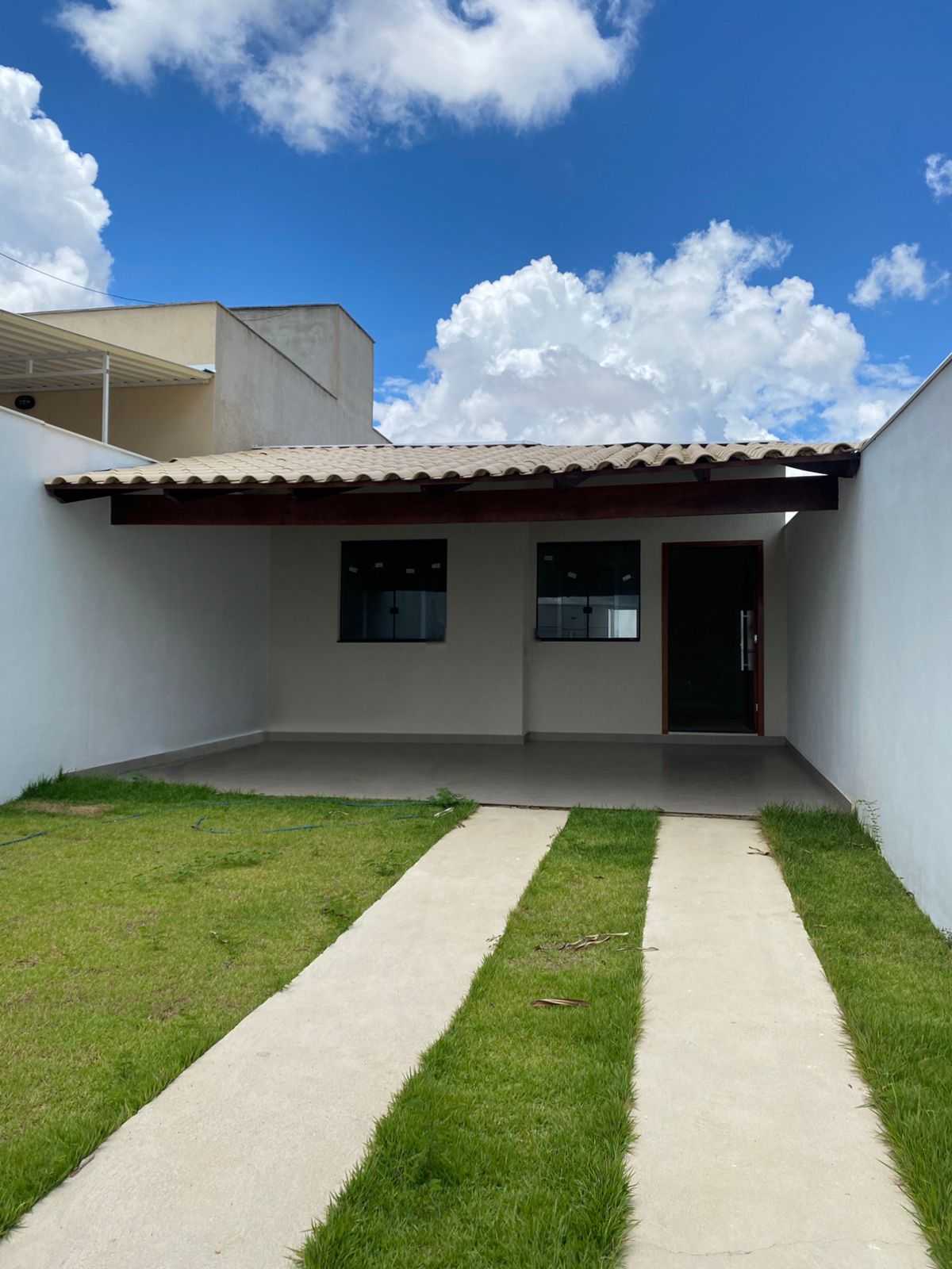 Casa à venda com 3 quartos, 92m² - Foto 1