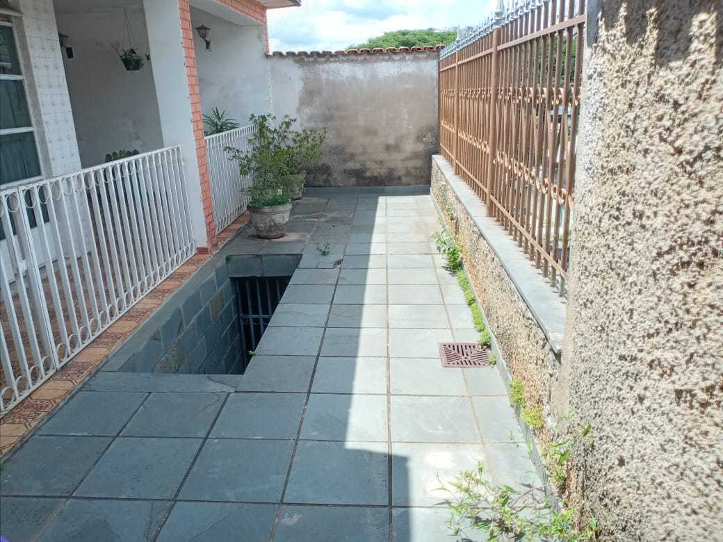 Casa à venda com 3 quartos, 300m² - Foto 3