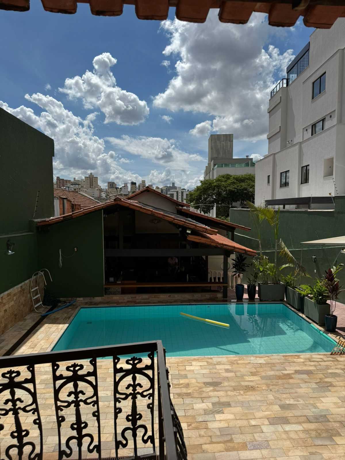 Casa à venda com 6 quartos, 250m² - Foto 3