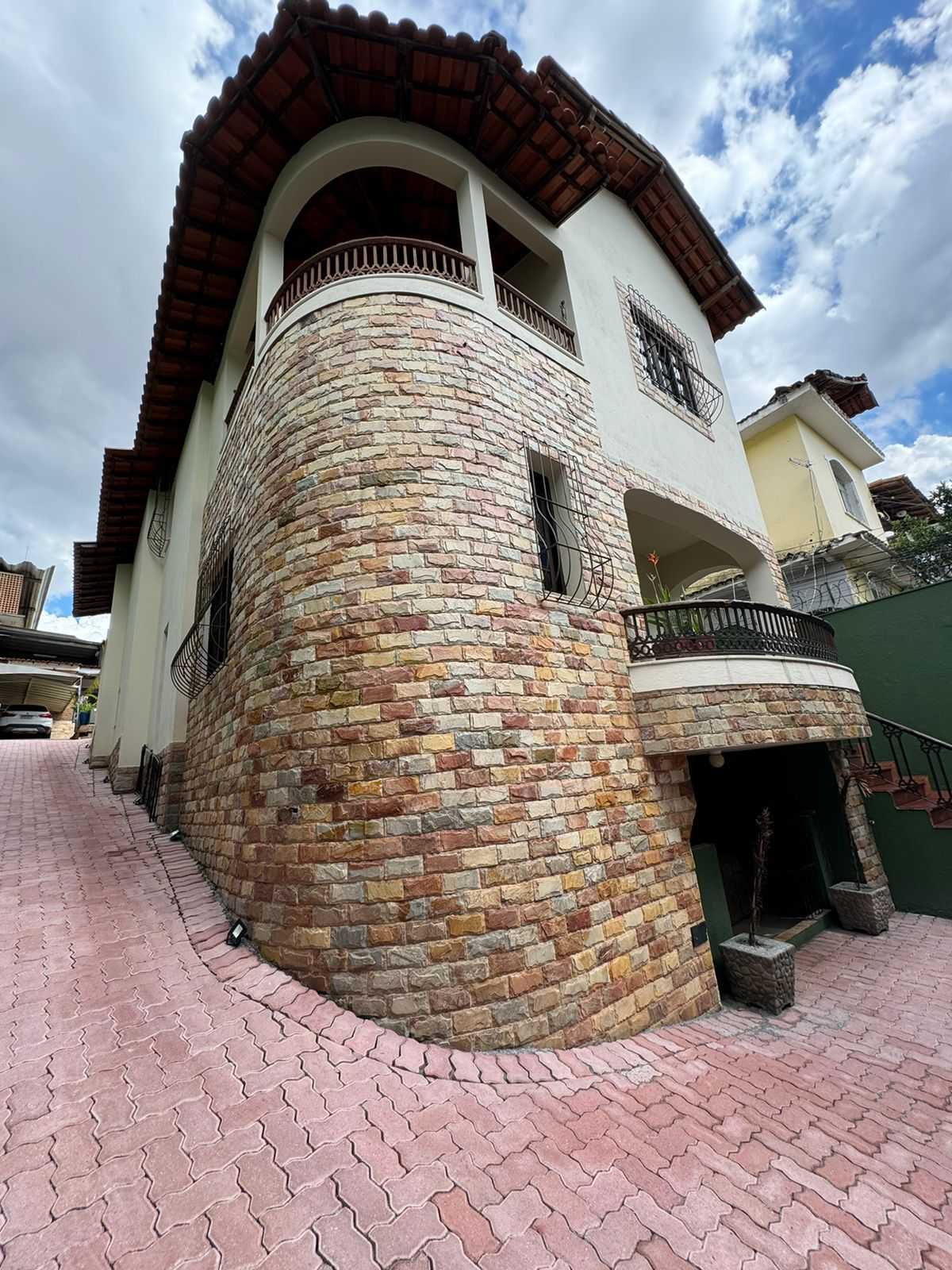 Casa à venda com 6 quartos, 250m² - Foto 1