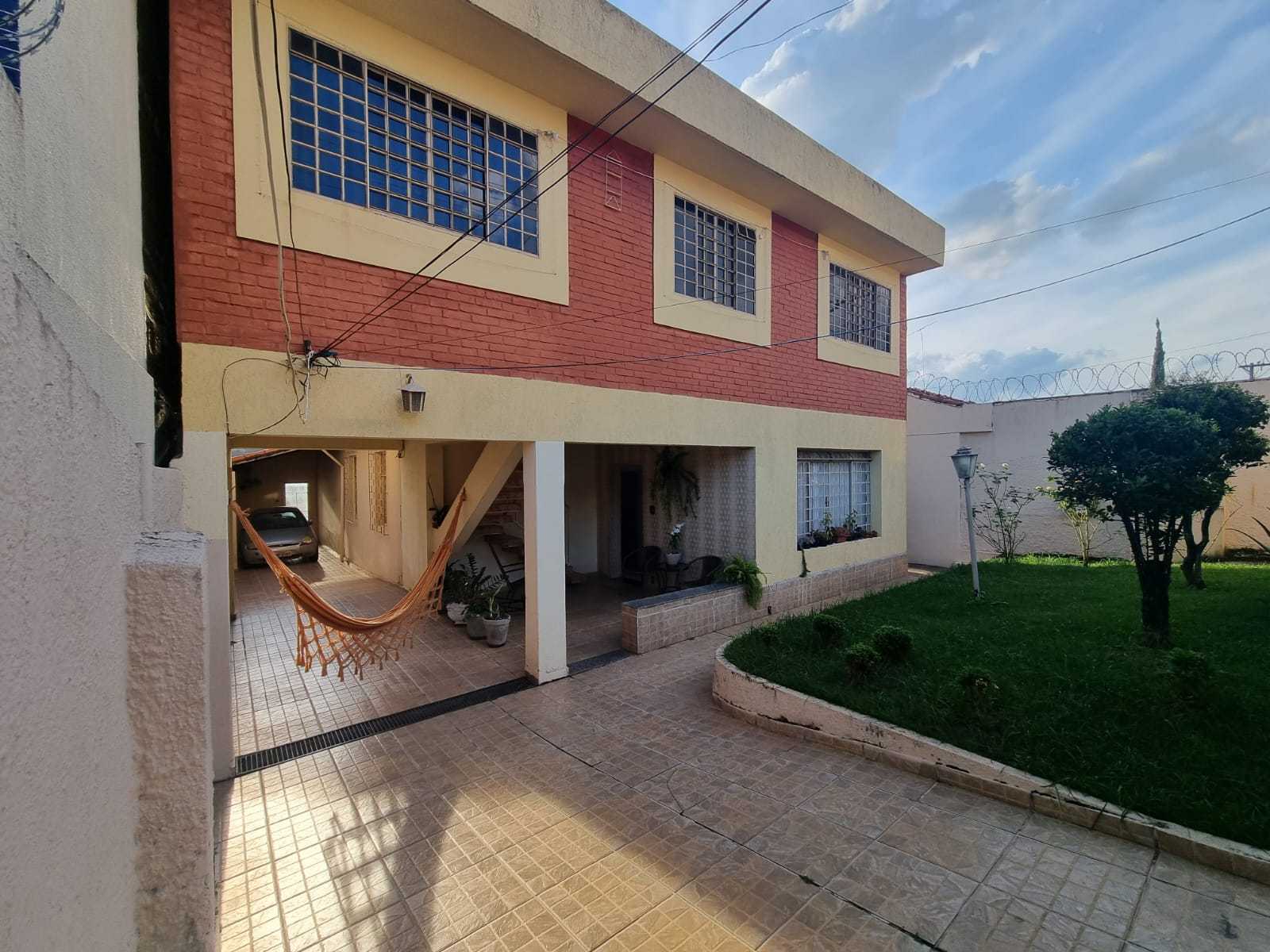 Casa à venda com 5 quartos, 240m² - Foto 1