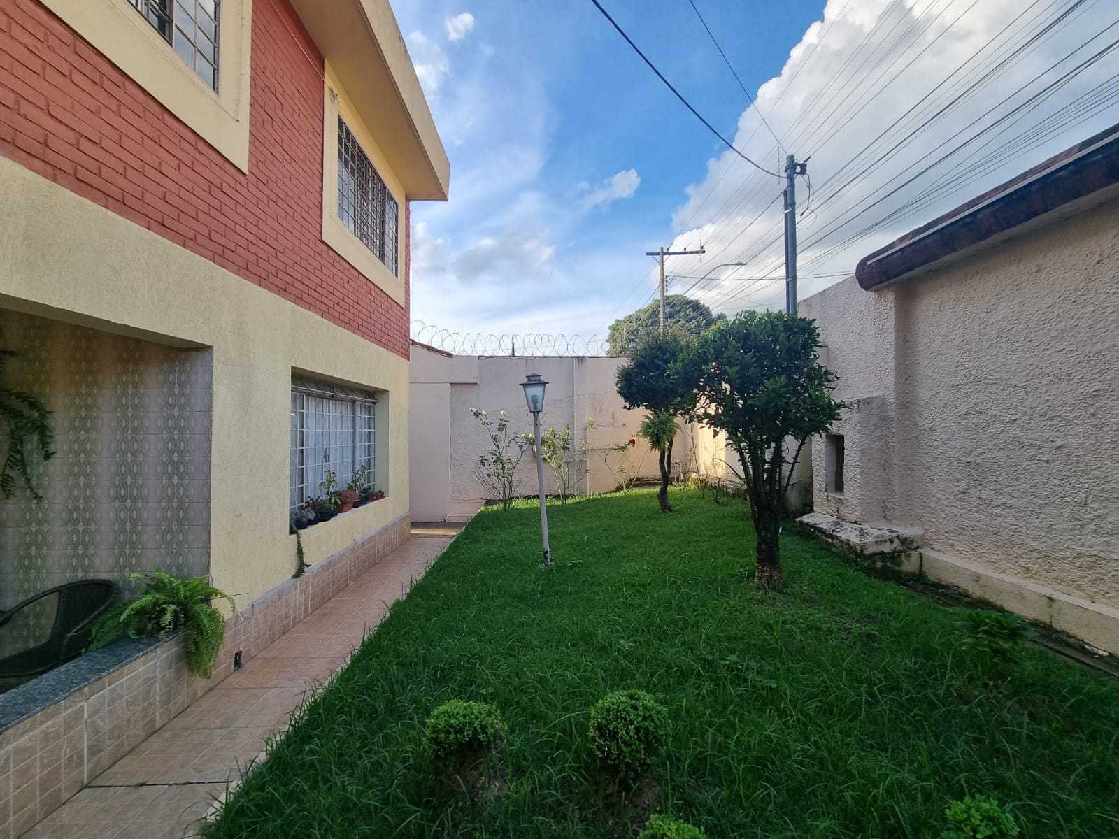 Casa à venda com 5 quartos, 240m² - Foto 2