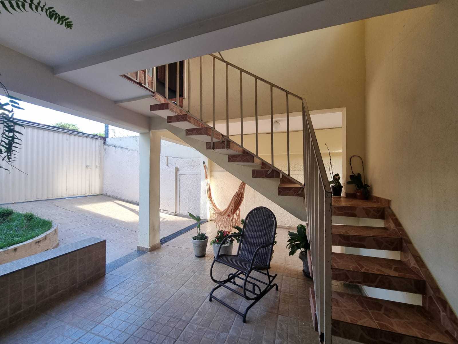 Casa à venda com 5 quartos, 240m² - Foto 4