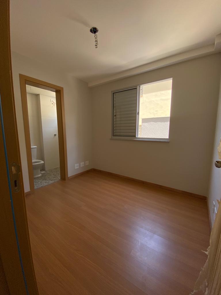 Apartamento à venda com 2 quartos, 67m² - Foto 2