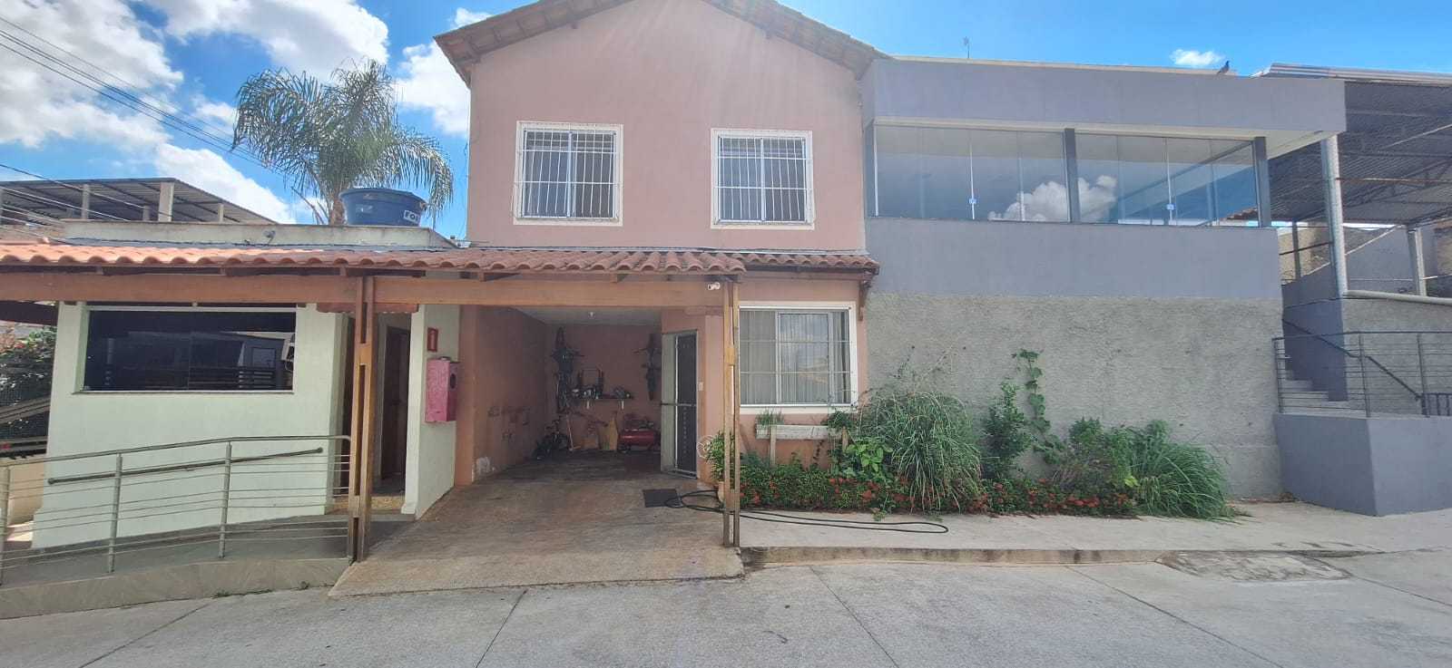 Casa à venda com 3 quartos, 90m² - Foto 1