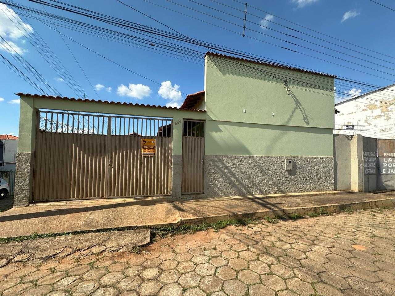 Casa à venda com 3 quartos, 239m² - Foto 1