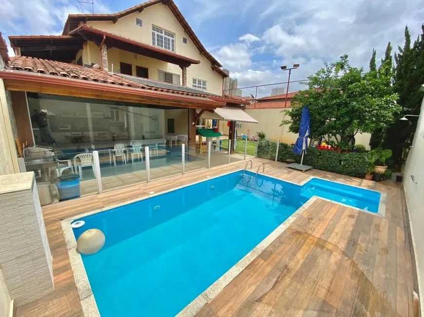 Casa à venda com 6 quartos, 450m² - Foto 1