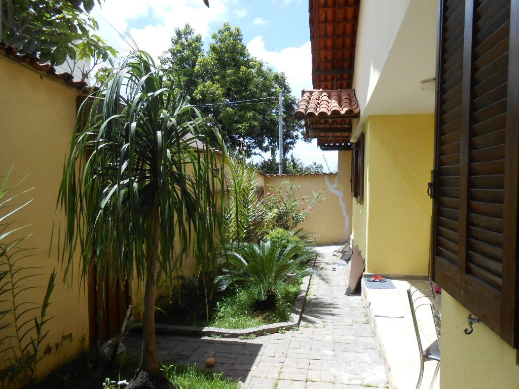 Casa à venda com 3 quartos, 200m² - Foto 1