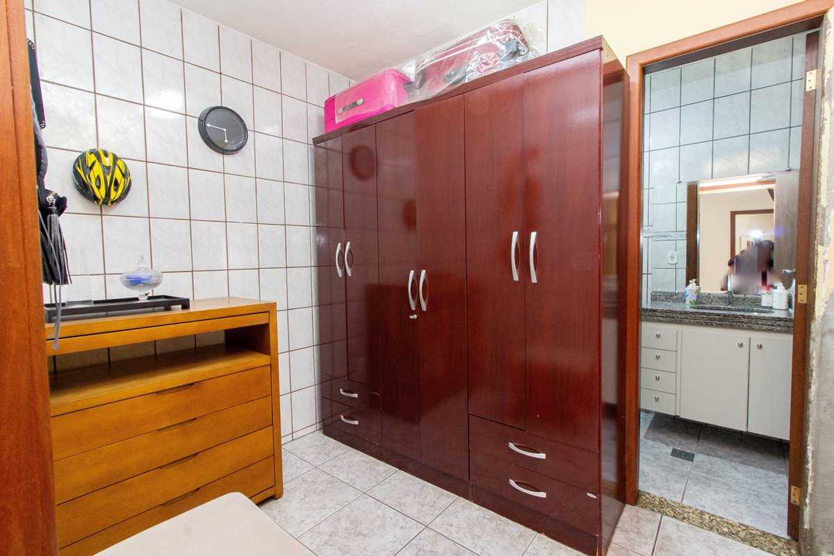 Casa à venda com 4 quartos, 333m² - Foto 14