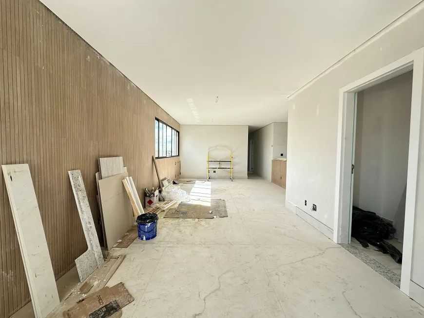 Apartamento à venda com 4 quartos, 250m² - Foto 1